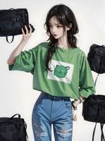 妻子给我夹了口菜，男助理将所有餐具都砸了